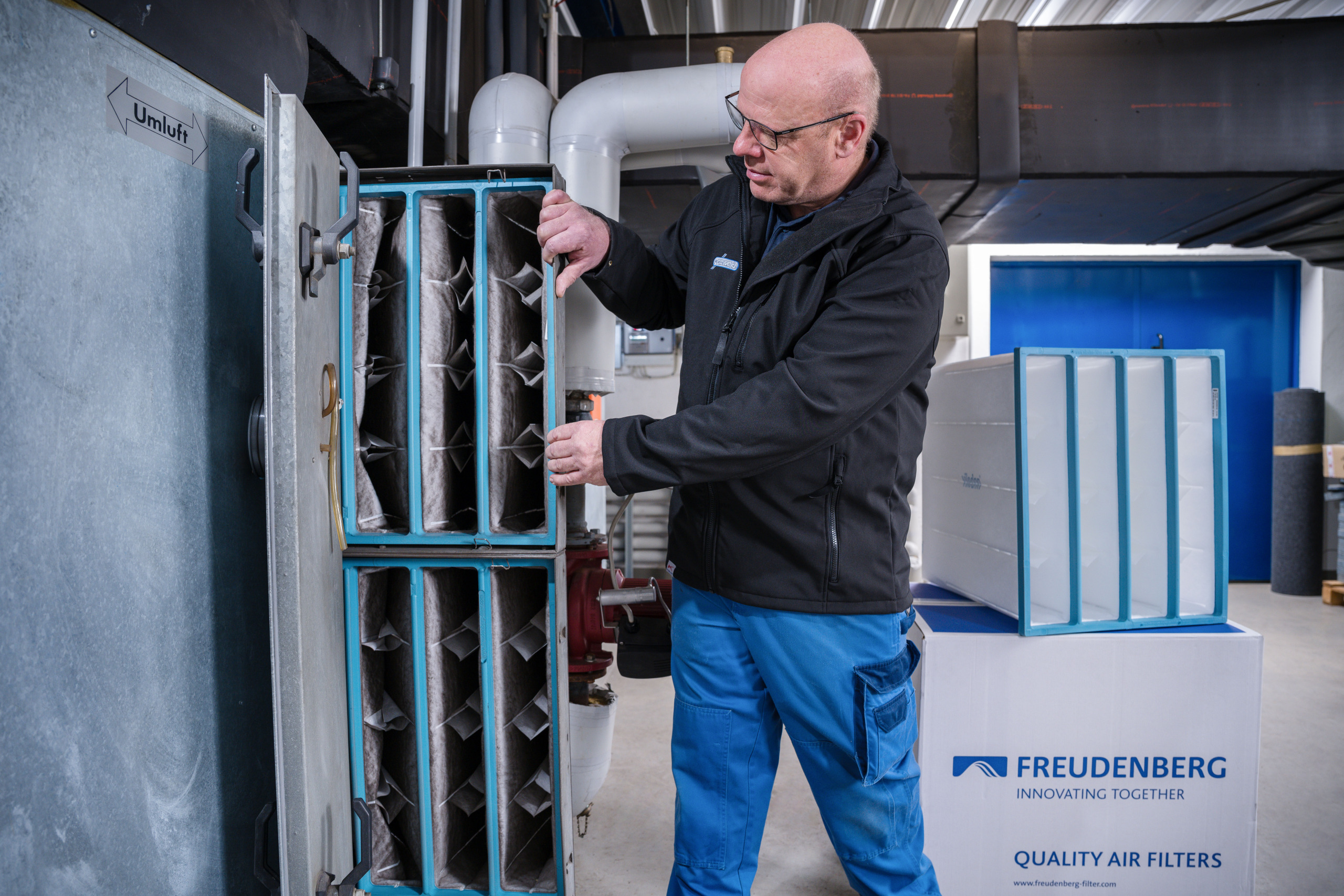 Mitarbeiter von Franz Gottwald wechselt einen verschmutzten Luftfilter aus.