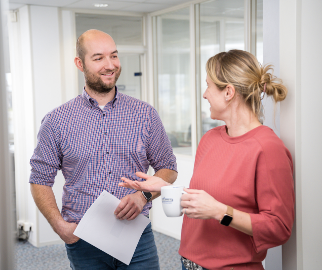 Zwei Mitarbeiter*innen von Gottwald unterhalten sich.
