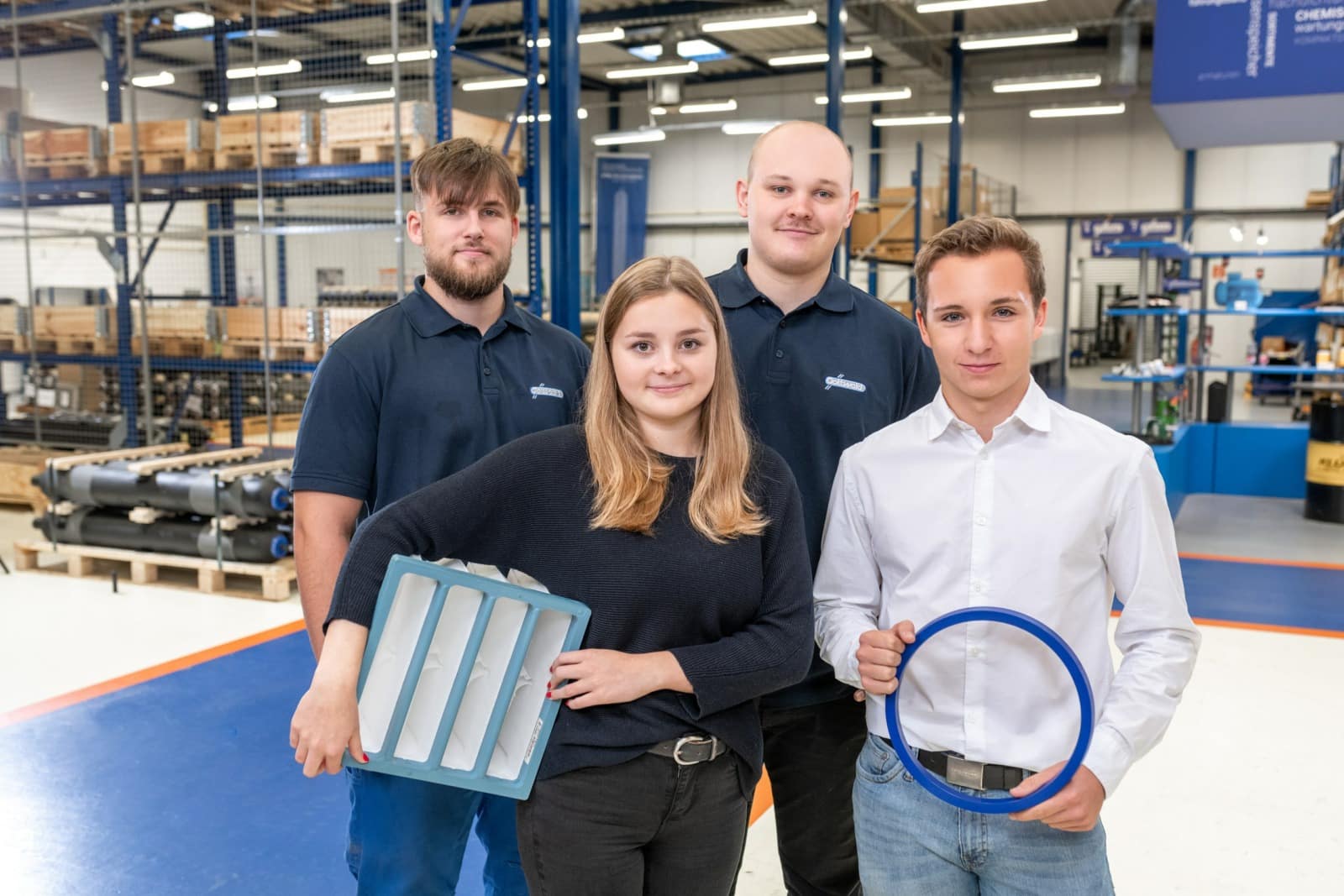 Auszubildende von Gottwald halten Produkte in der Hand