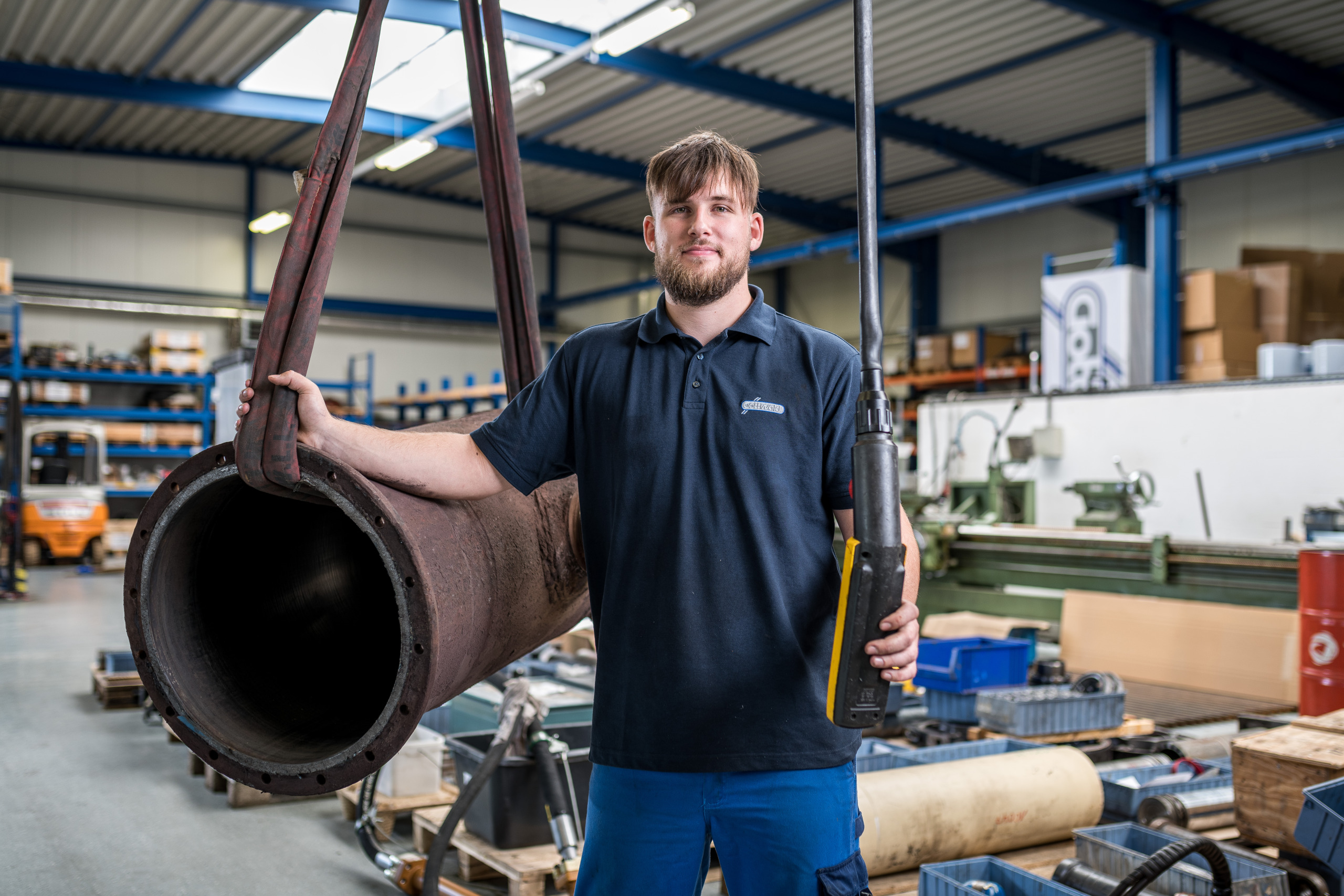 Ein Auszubildender Industriemechaniker von Gottwald repariert einen Hydraulikzylinder