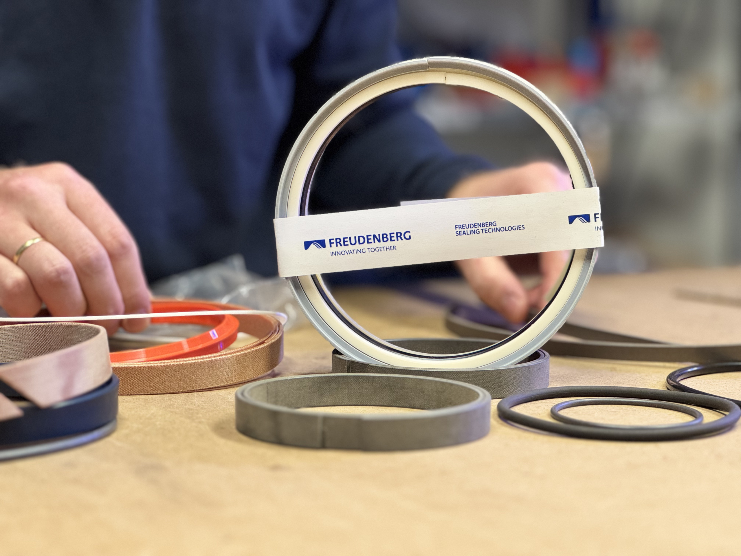 Dichtsätze von Gottwald mit Fokus auf Dichtungen von Freudenberg Sealing Technologies auf einem Arbeitstisch.