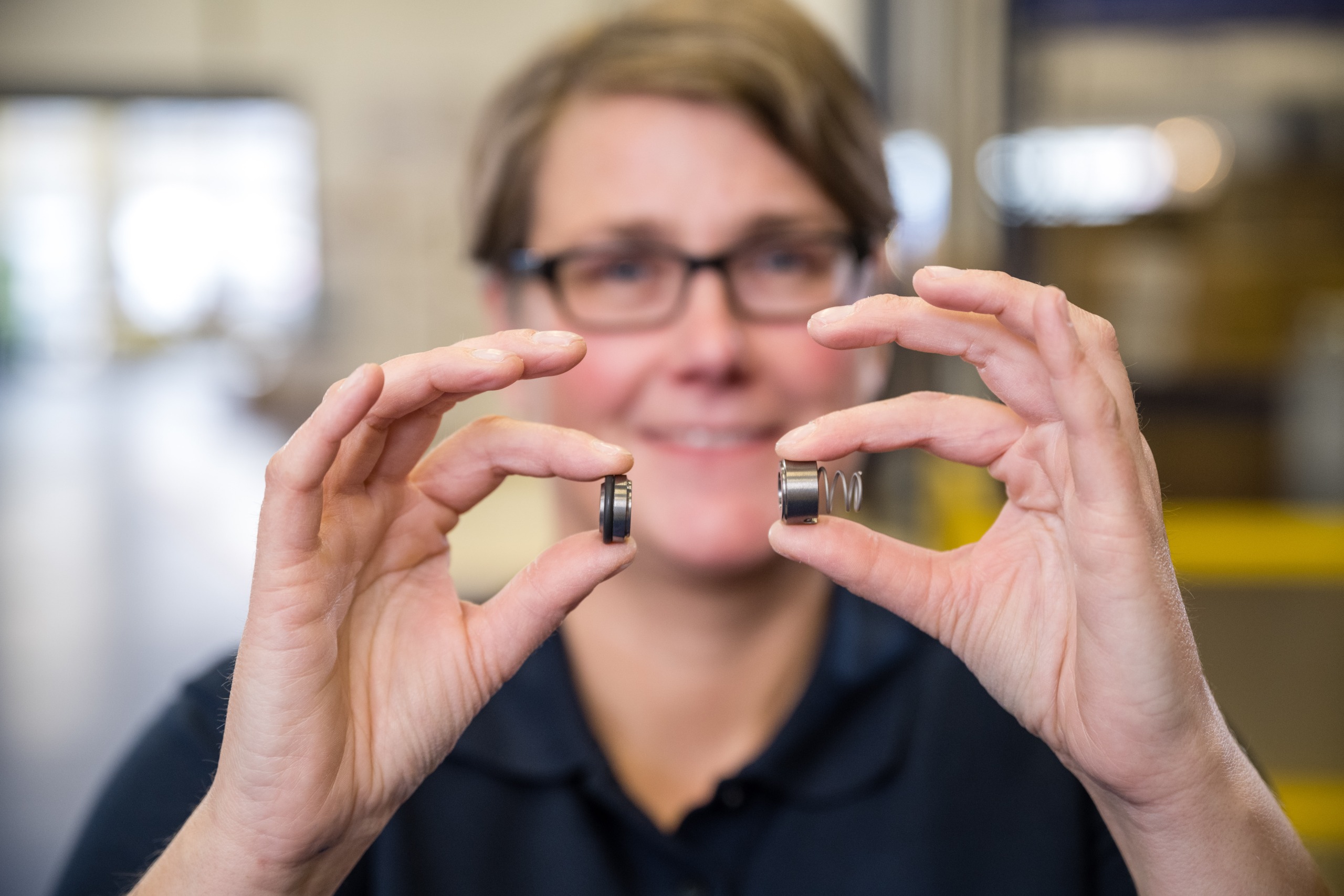 Mitarbeiterin von Franz Gottwald hält eine Gleitringdichtung von EagleBurgmann in zwei Händen.