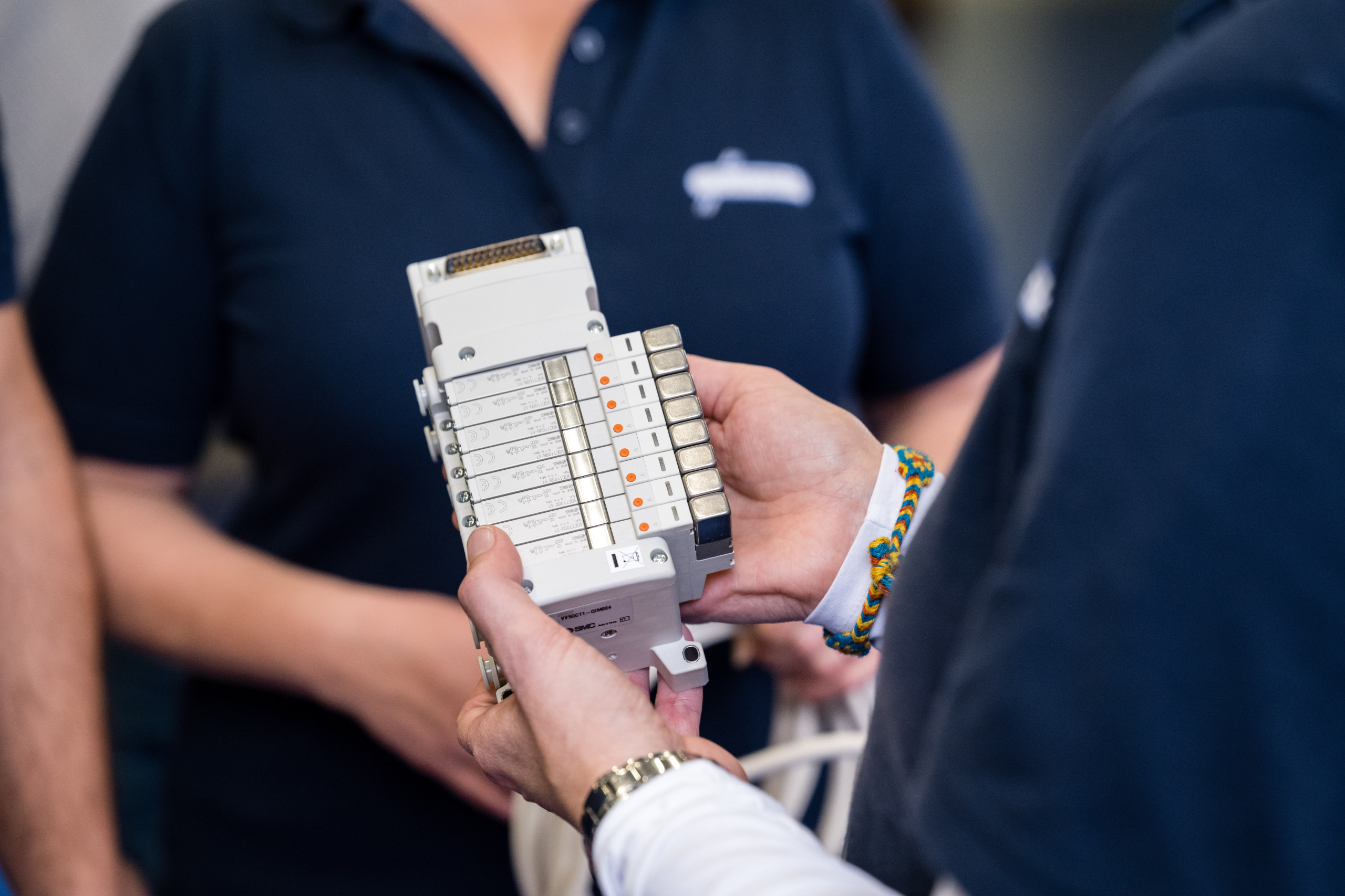 Mitarbeitende der Franz Gottwald GmbH + Co. KG halten und besprechen ein SMC-Ventilmodul.