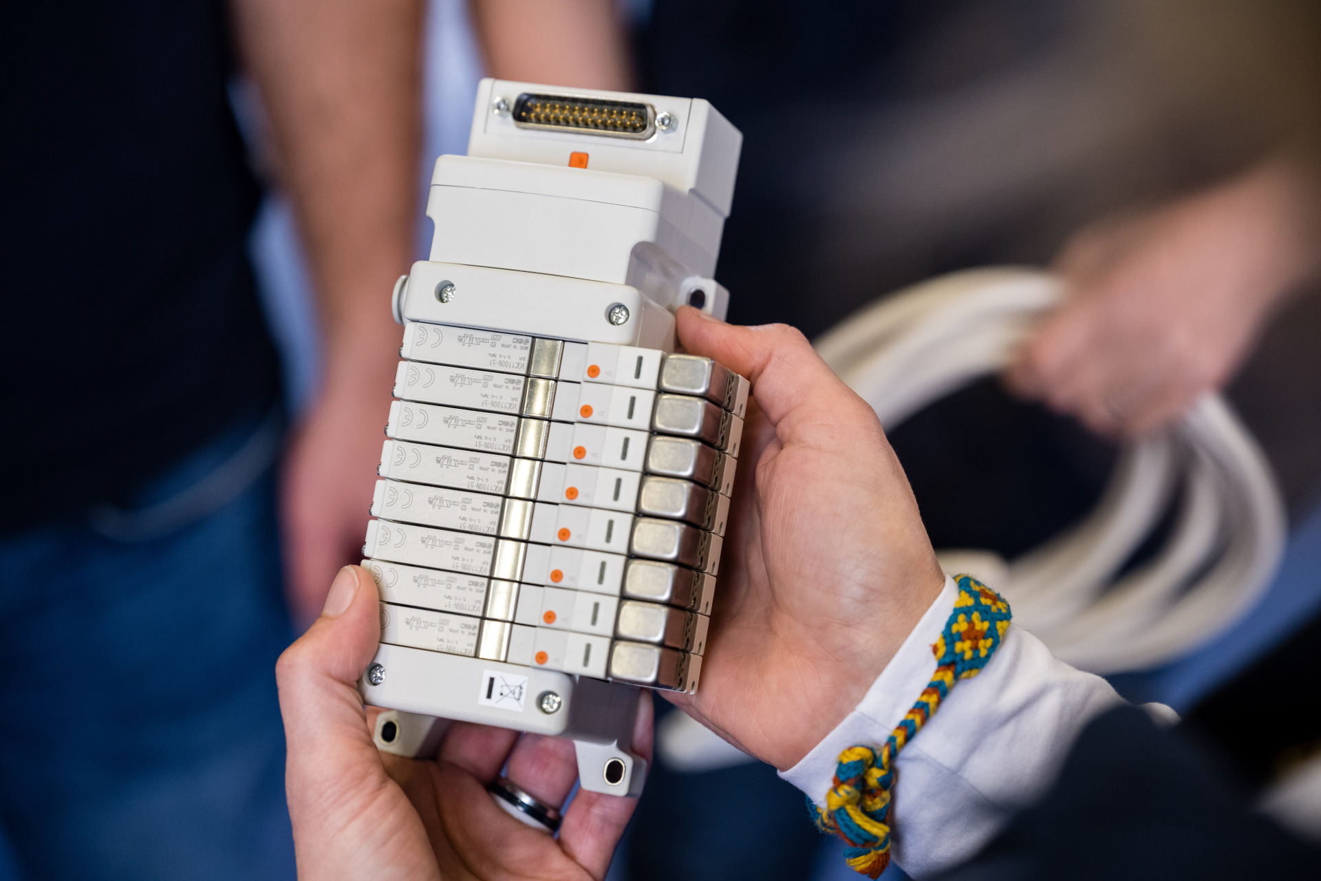 Ein Mitarbeiter der Franz Gottwald GmbH + Co. KG hält ein modulares Ventilmodul von SMC in den Händen.