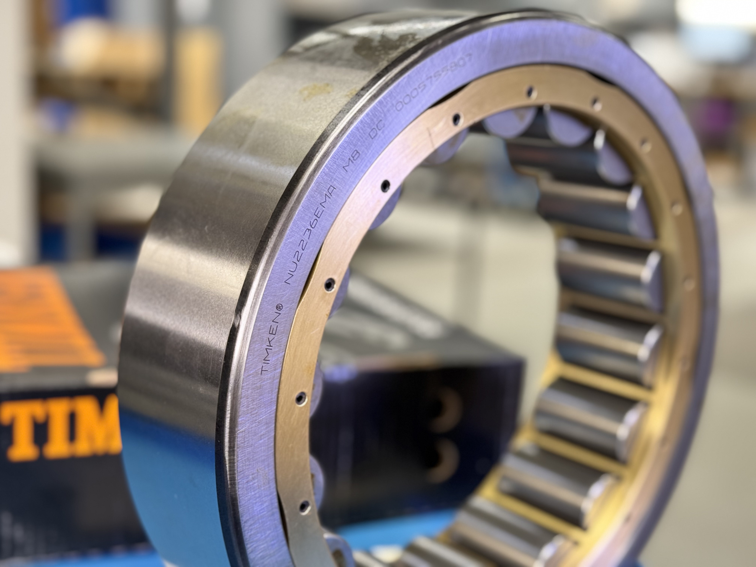 Ein großes Zylinderrollenlager von Timken steht aufrecht auf einem Tisch im Lager der Franz Gottwald GmbH + Co. KG.