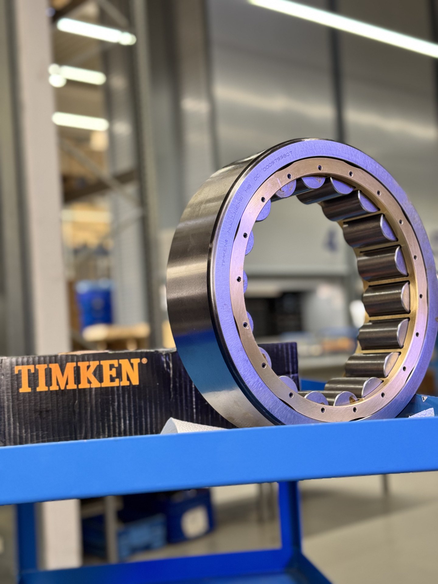 Ein Zylinderrollenlager von Timken steht auf einem blauen Werkstattwagen in der Werkhalle der Franz Gottwald GmbH + Co. KG.