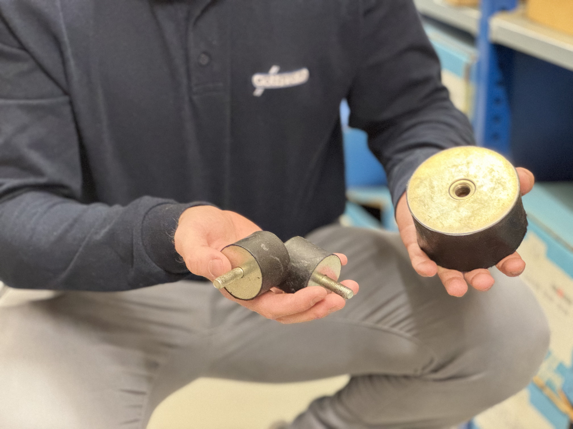 Ein Mitarbeiter der Franz Gottwald GmbH + Co. KG hält zwei schwingungstechnische Maschinenelemente von Trelleborg in den Händen.