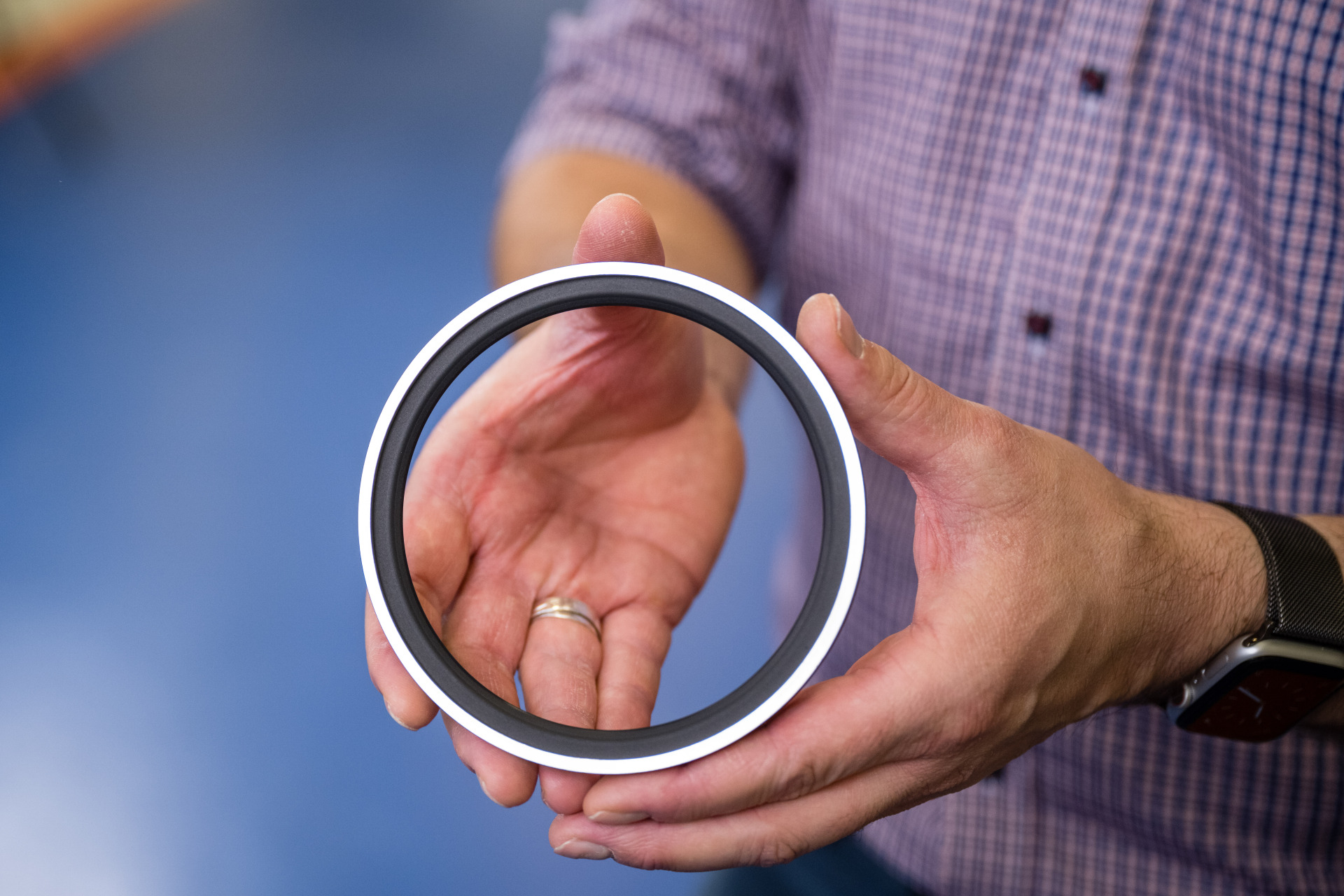 Ein Mitarbeiter der Franz Gottwald GmbH + Co. KG hält eine große Dichtung in beiden Händen.