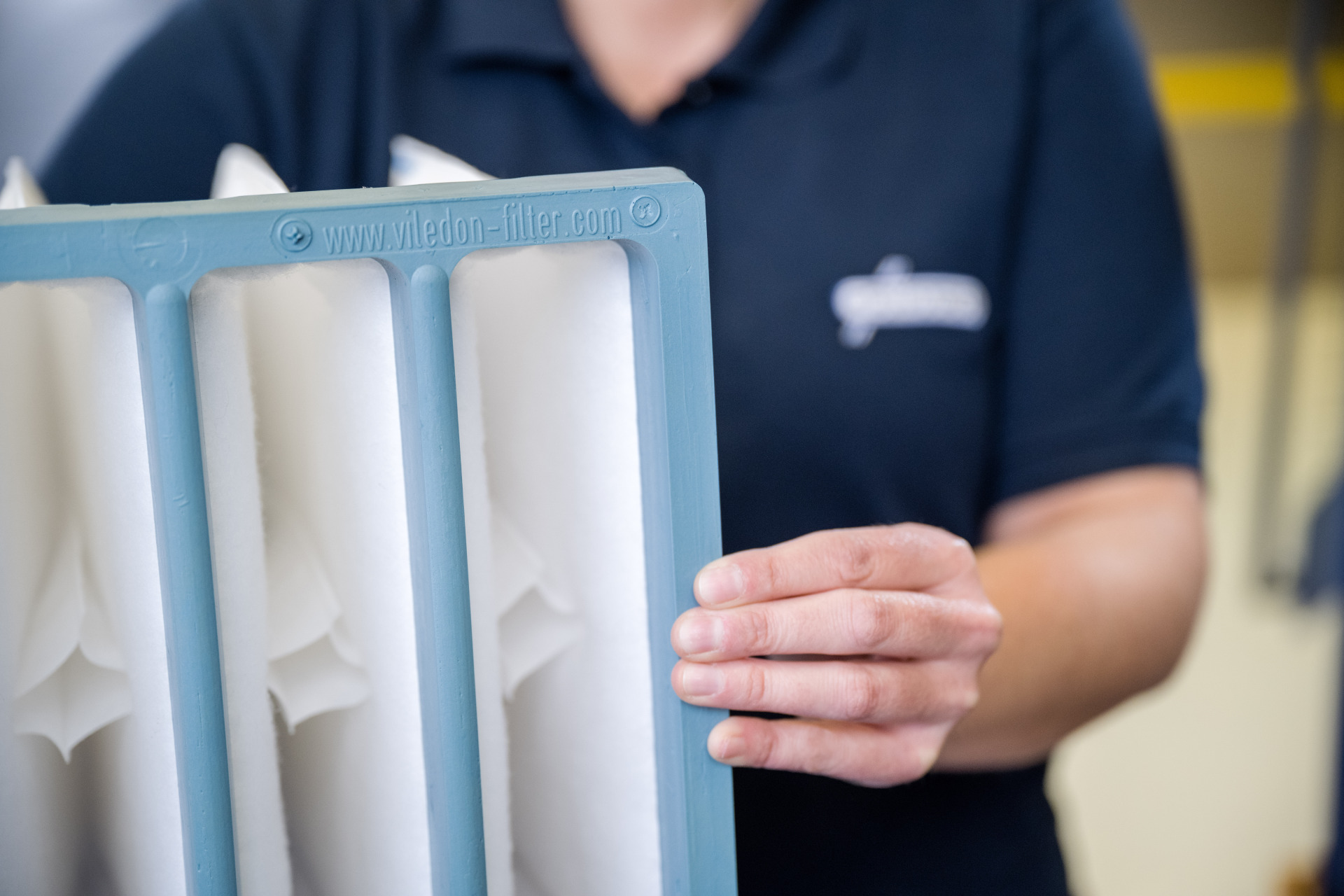 Detailaufnahme eines Luftfilters der Marke Viledon von Freudenberg Filtration Technologies, gehalten von einer Mitarbeiterin von Franz Gottwald.
