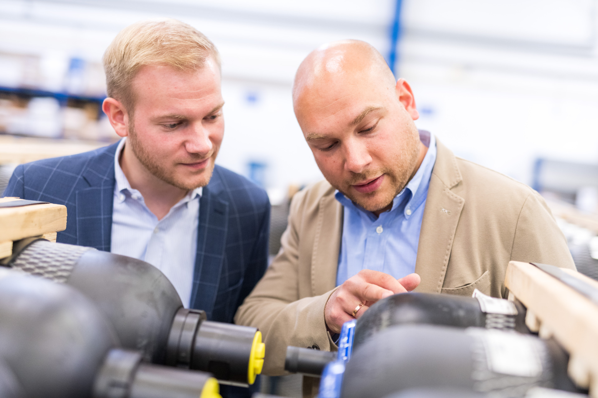 Mitarbeiter von Gottwald schauen auf Blasenspeicher