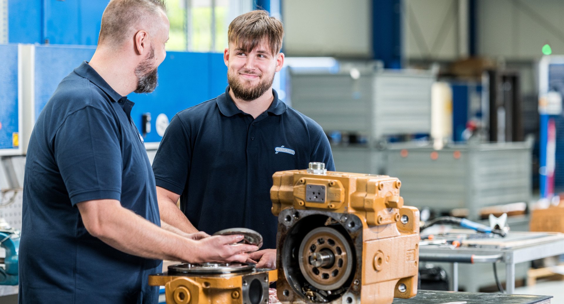 Zwei Hydrauliker von Gottwald repariert ein Hydraulikpumpe