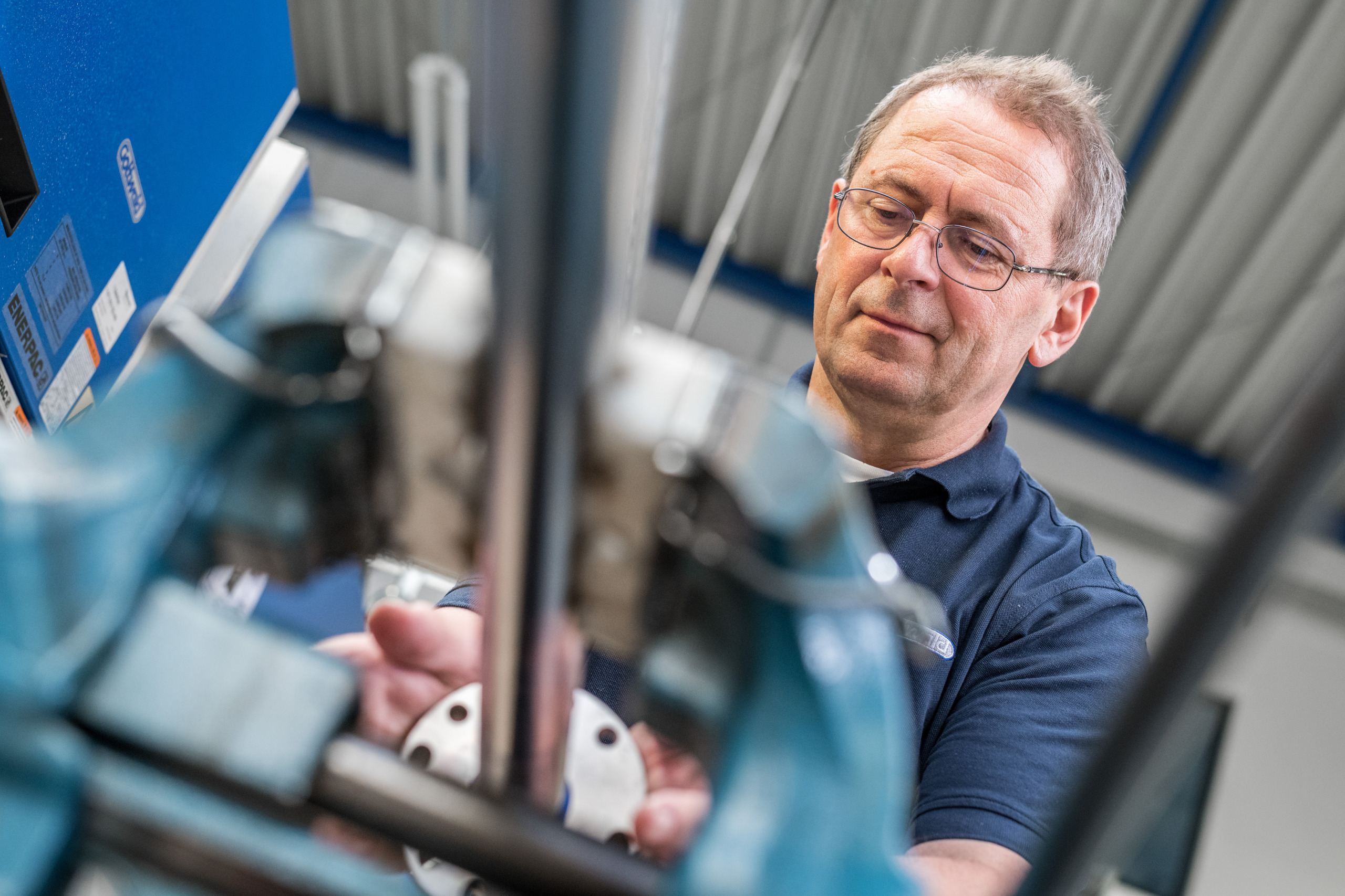 Hydrauliker von Gottwald repariert einen Hydraulikzylinder