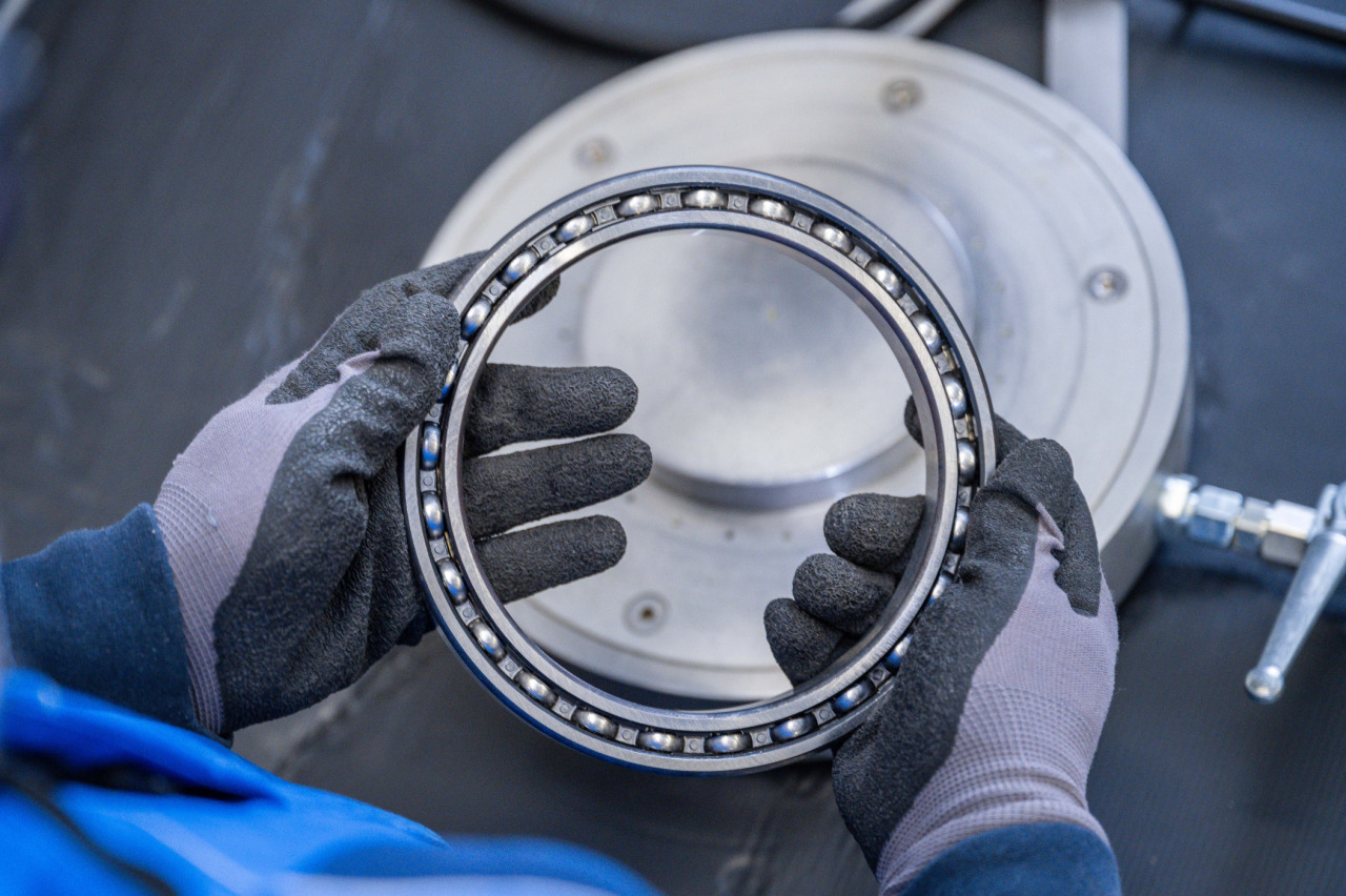 Ein Mitarbeiter der Franz Gottwald GmbH + Co. KG hält ein großes Wälzlager mit beiden Händen.