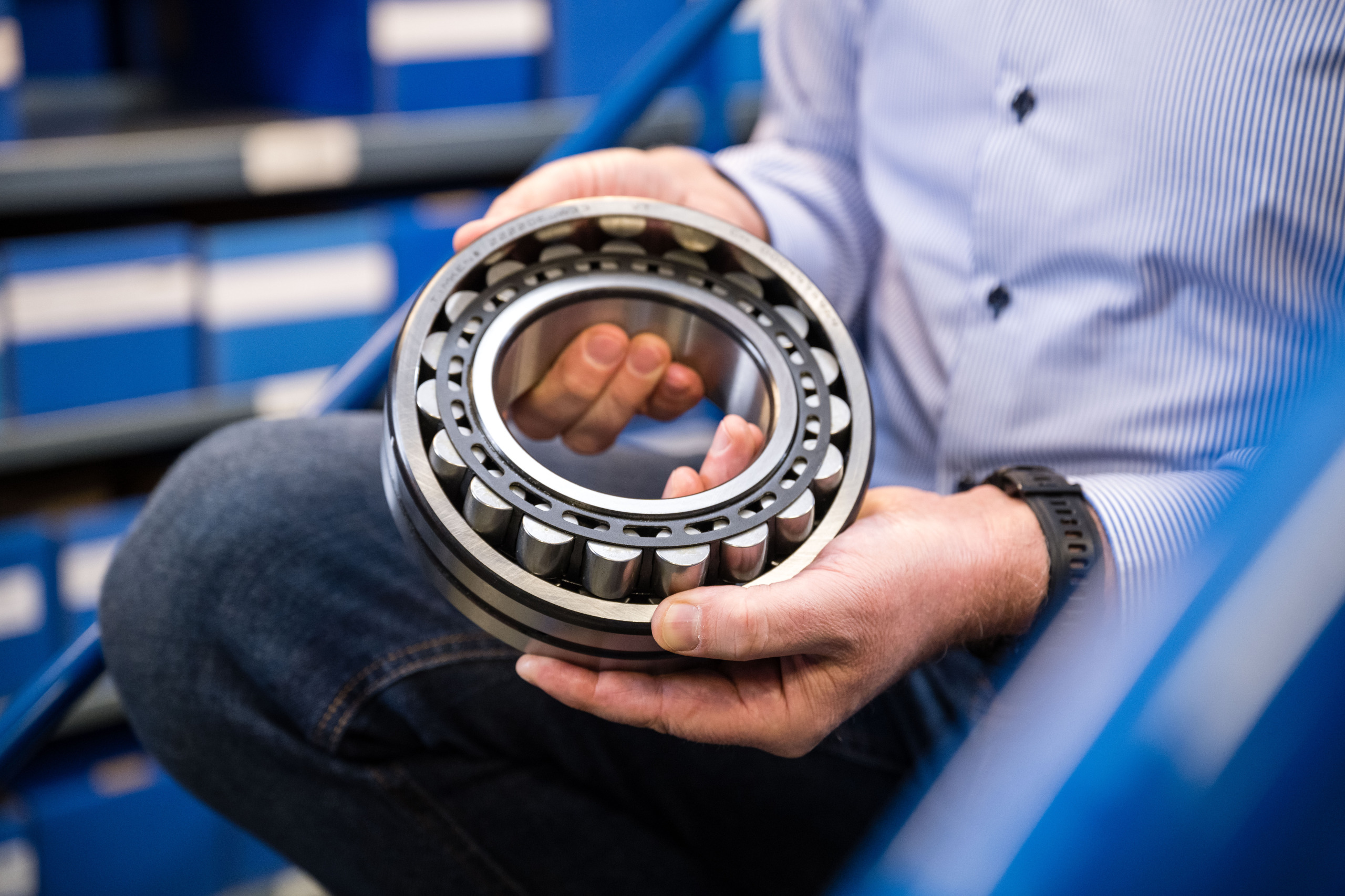 Ein Mitarbeiter von Franz Gottwald hält eines der Produkte – ein großes Wälzlager – in den Händen.
