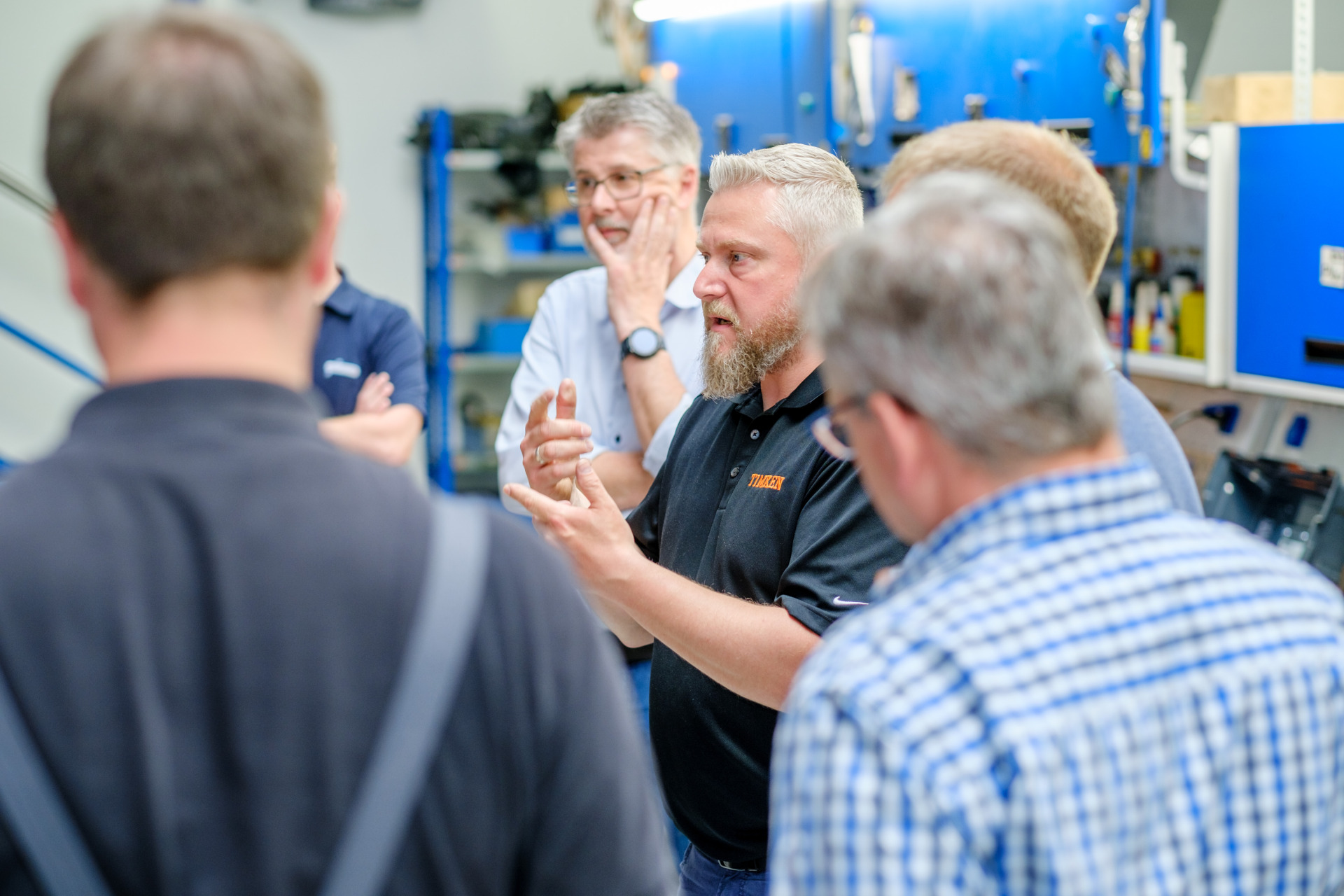 Ein Experte von Timken erklärt in der Fluid-Akademie von Franz Gottwald technische Details zur Antriebstechnik im Gespräch mit mehreren Mitarbeitern.