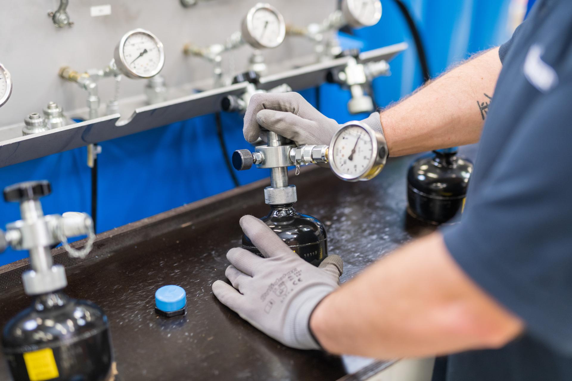 Ein Mitarbeiter von Franz Gottwald befüllt einen Hydraulikspeicher an einer Prüfstation mit Druckgas.