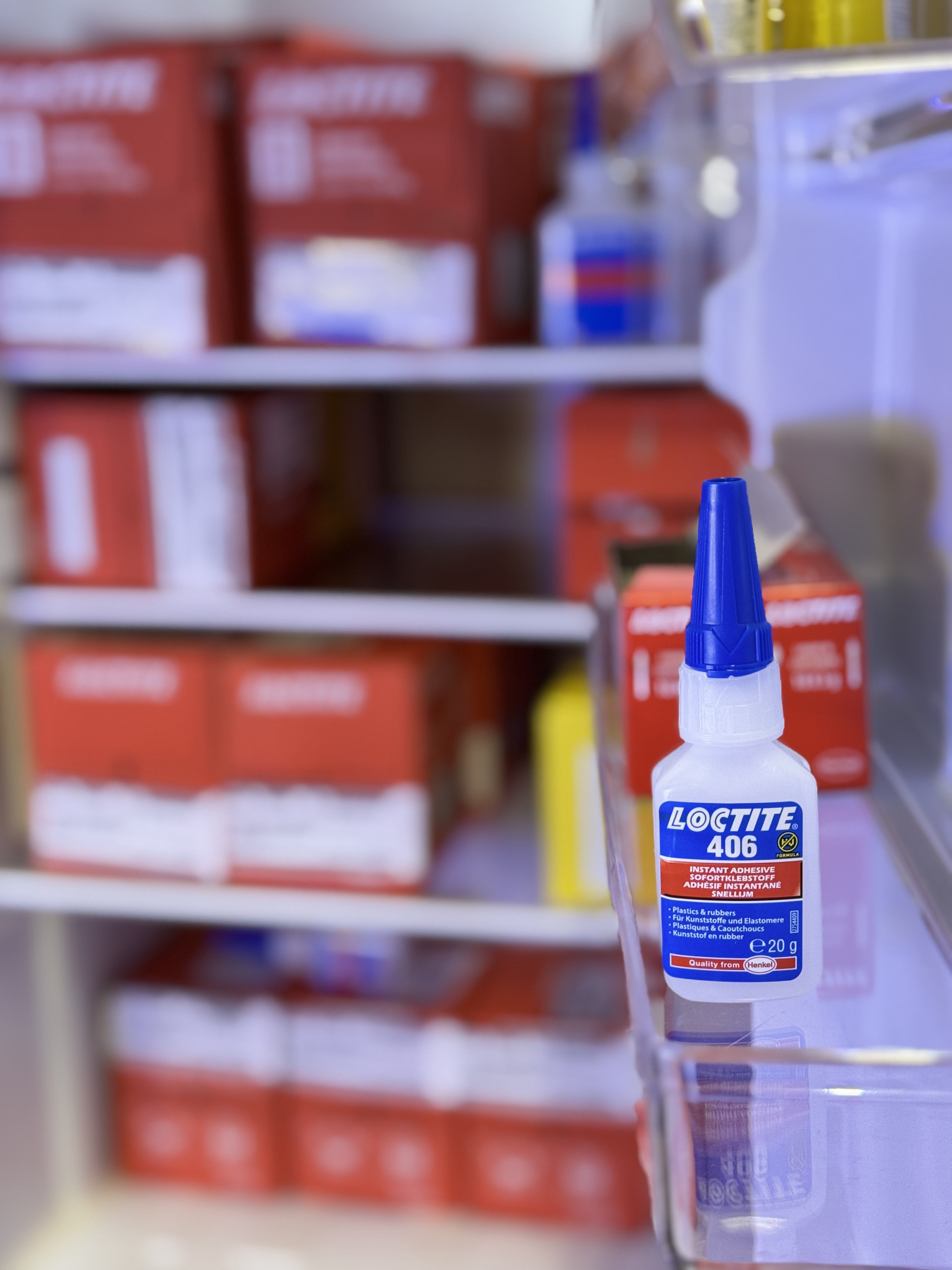 Loctite 406 Klebstoffflasche im Vorratsregal der Franz Gottwald GmbH + Co. KG