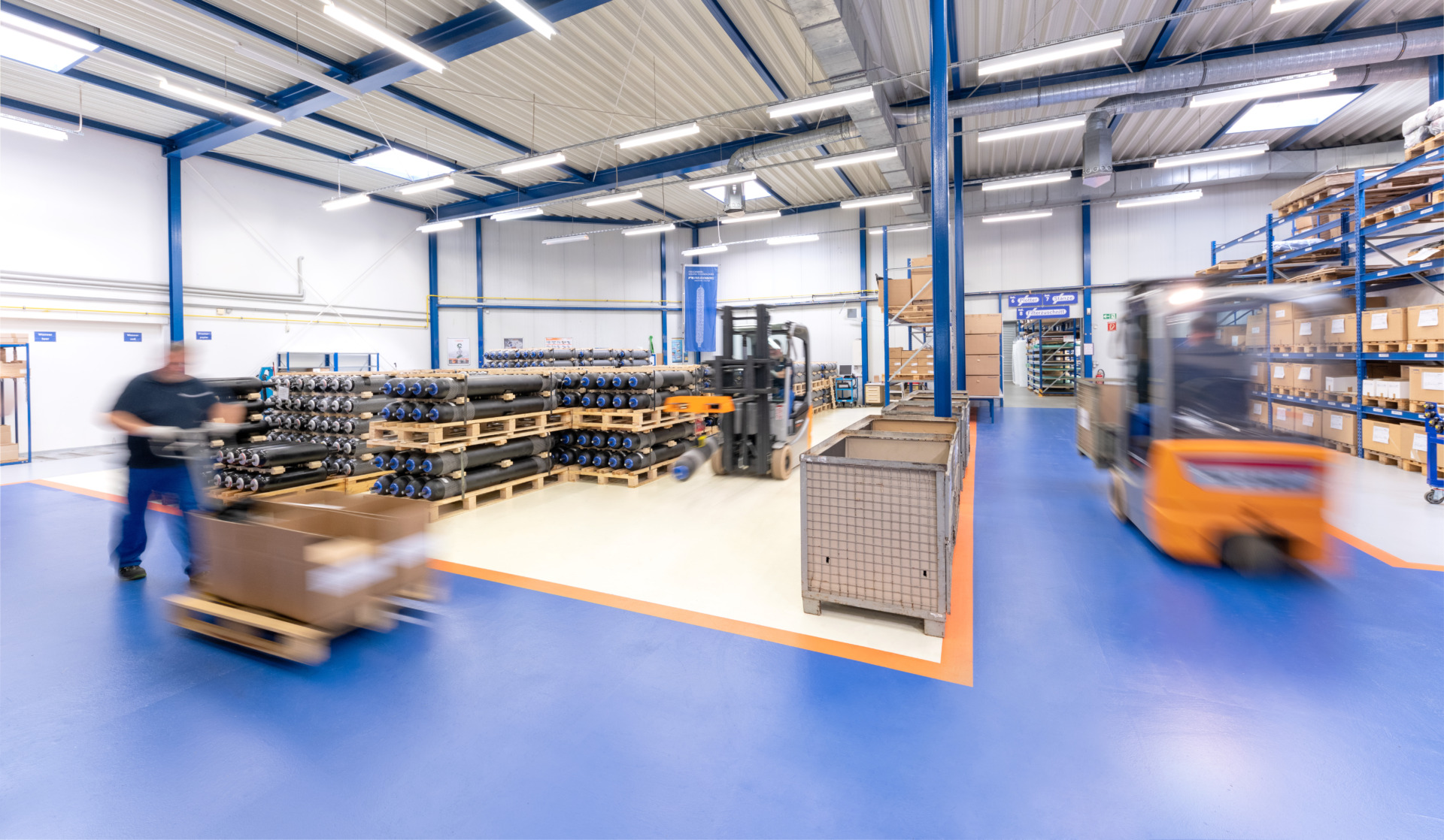 Modernes Lager der Franz Gottwald GmbH + Co. KG mit Hydraulikzylindern, Flurförderzeugen und Logistikbereich